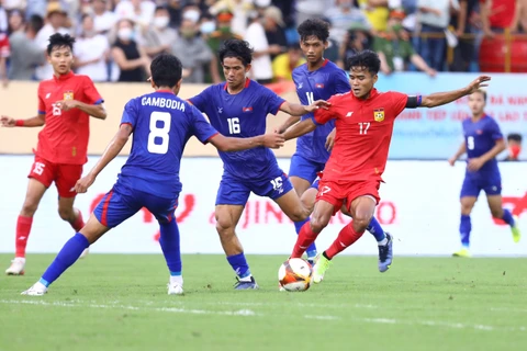 U23 Campuchia thắng tưng từng U23 Lào trong ngày đầu thi đấu môn bóng đá nam SEA Games 31. (Ảnh: PV/Vietnam+) 