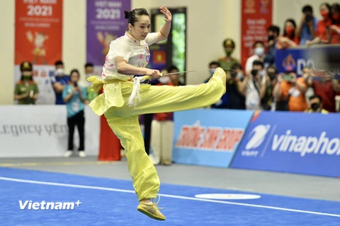 Dương Thúy Vi xuất sắc giành huy chương vàng nội dung kiếm thuật nữ môn Wushu. (Ảnh: PV/Vietnam+) 