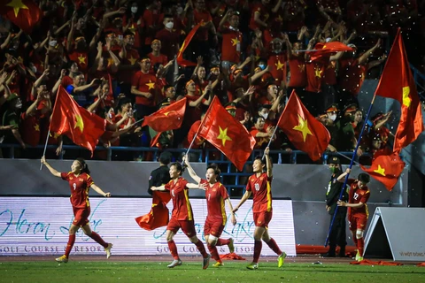 Đội tuyển nữ Việt Nam ăn mừng tấm huy chương vàng SEA Games 31. (Ảnh: PV/Vietnam+) 