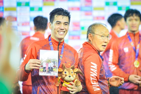 Tiền đạo Tiến Linh hạnh phúc bên huy chương vàng SEA Games thứ hai trong đời sau khi từng bước lên bục vào ba năm trước tại Philippines. (Ảnh: PV/Vietnam+) 