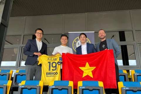 Quang Hải chính thức gia nhập Pau FC trong lần đầu tiên xuất ngoại thi đấu. (Ảnh: FBNV) 