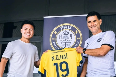 Quang Hải chụp ảnh cùng huấn luyện viên trưởng sau khi chính thức chuyển tới Pau FC. (Ảnh: Pau FC)
