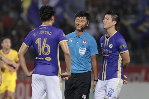 Trọng tài Nguyễn Mạnh Hải bắt chính trận Hà Nội FC với Sông Lam Nghệ An. (Ảnh: PV/Vietnam+) 