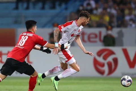 Trọng tài cho Viettel hưởng penalty sau khi tiền đạo Genvane bị thủ môn của Sông Lam Nghệ An phạm lỗi trong vòng cấm. (Ảnh: PV/Vietnam+) 