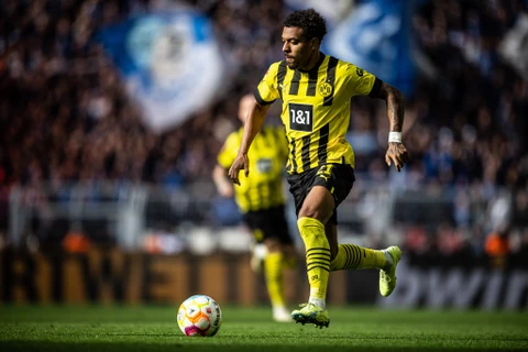 Tiền đạo Doyell Malen của câu lạc bộ Borussia Dortmund hứng thú với món phở tại Việt Nam. (Ảnh: CLB Dortmund)