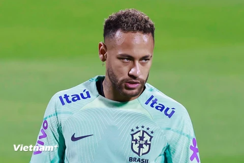 Neymar thu hút lượng lớn người hâm mộ trong buổi tập của Brazil
