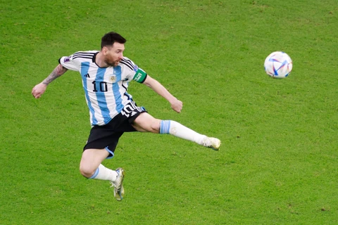 Khoảnh khắc Messi tỏa sáng, ‘gánh’ Argentina vượt qua Mexico 