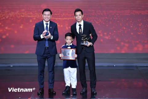 Tiền đạo Văn Quyết nhận giải Cầu thủ xuất sắc nhất V-League 2022 cùng con trai. (Ảnh: PV/Vietnam+)