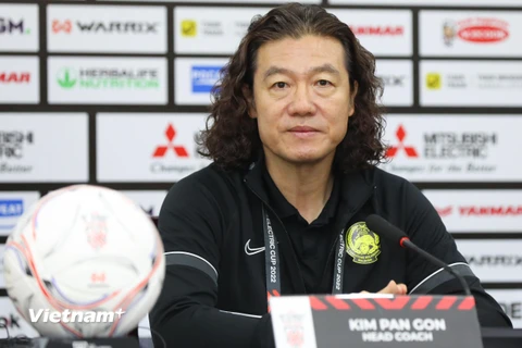 Huấn luyện viên trưởng đội tuyển Malaysia, ông Kim Pan-gon. (Ảnh: PV/Vietnam+) 