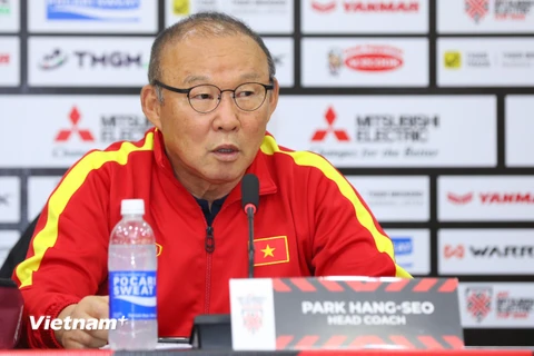 Huấn luyện viên Park Hang-seo tỏ thái độ tự tin trước trận gặp Malaysia trong phòng họp báo. (Ảnh: Hiển Nguyễn/Vietnam+) 