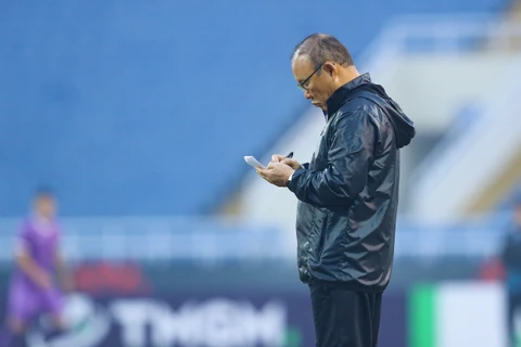 Huấn luyện viên Park Hang-seo nhiều lần phàn nàn về công tác tổ chức trận đấu trên sân khách tại AFF Cup 2022. (Ảnh: PV/Vietnam+) 