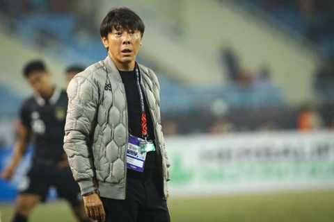 Huấn luyện viên Shin Tae-yong thất thần nhìn cầu thủ khi đội nhà chịu bàn thua thứ hai trước Việt Nam ở bán kết AFF Cup 2022. (Ảnh: PV/Vietnam+) 