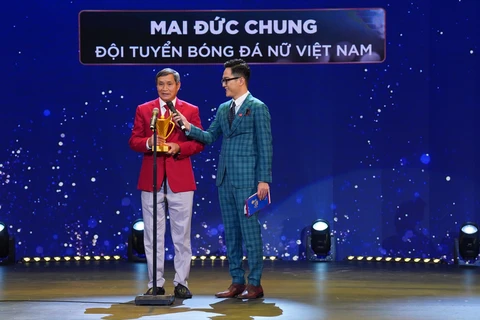 Huấn luyện viên Mai Đức Chung nhận giải Huấn luyện viên của năm tại Cúp Chiến thắng 2022. (Ảnh: CTV/Vietnam+)
