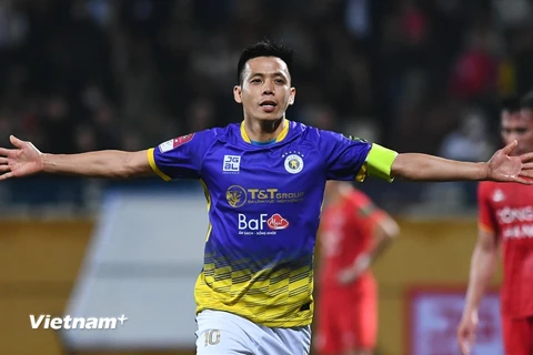 Tiền đạo Văn Quyết tỏa sáng trong trận đấu Hà Nội FC gặp Công an Hà Nội. (Ảnh: PV/Vietnam+)