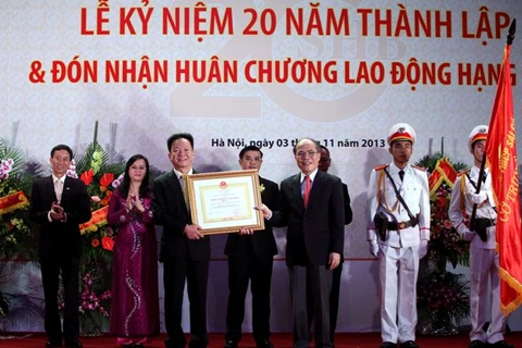 Chủ tịch Quốc Hội Nguyễn Sinh Hùng trao tặng Huân chương Lao động hạng Nhì của Chủ tịch nước cho tập thể Ngân hàng SHB. (Nguồn: SHB).