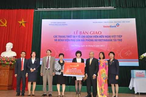 Lãnh đạo VietinBank trao tặng thiết bị y tế cho lãnh đạo Bệnh việt Hữu nghị Việt Tiệp và Bệnh viện Phụ sản Hải Phòng. (Nguồn: VietinBank).