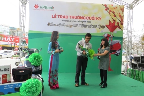 Lãnh đạo VPBank trao giải thưởng cho khách hàng. (Nguồn: VPBank).