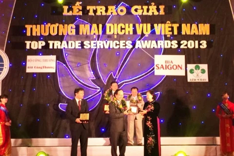 Phó Chủ tịch Quốc hội Nguyễn Thị Kim Ngân trao giải thưởng cho ông Đỗ Minh Phú. (Nguồn: TPBank).