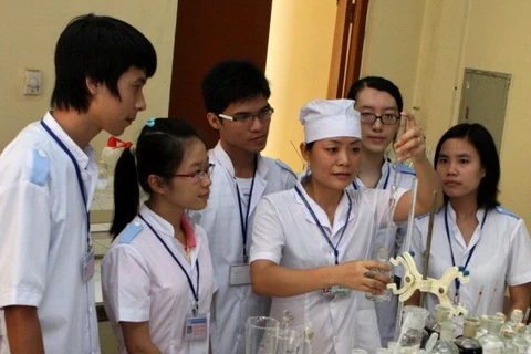 Sinh viên trường Đại học Y Thái Bình tiến hành thí nghiệm. (Ảnh: Hà Thái/TTXVN).