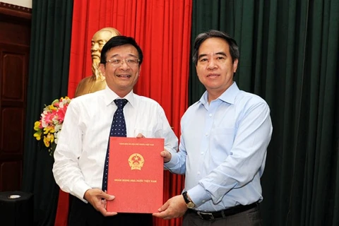 Thống đốc Nguyễn Văn Bình trao quyết định cho ông Nguyễn Quốc Hùng. (Nguồn: Ngân hàng Nhà nước).