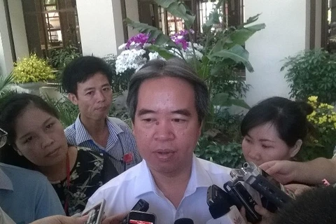 Thống đốc Nguyễn Văn Bình trả lời báo chí bên hành lang Quốc hội. (Ảnh: Xuân Cường/Vietnam+).