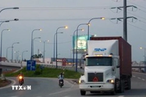 Xe lưu thông trên xa lộ Hà Nội. (Ảnh: Hoàng Hải/TTXVN).
