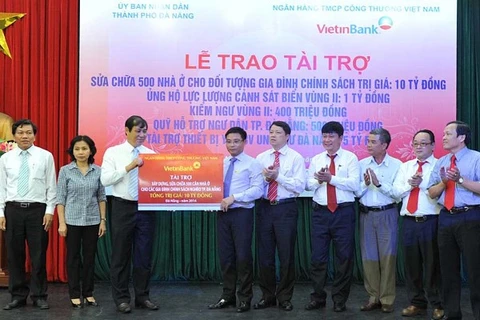 Chủ tịch Hội đồng quản trị VietinBank trao tài trợ cho lãnh đạo thành phố Đà Nẵng. (Nguồn: VietinBank).