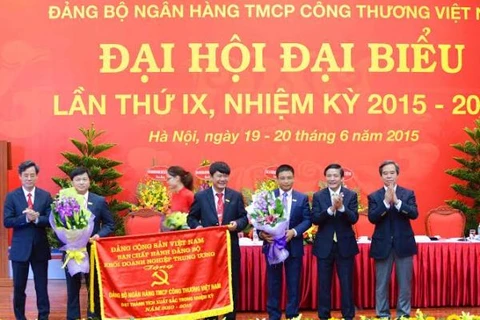 Ông Bùi Văn Cường, Bí thư Đảng ủy Khối doanh nghiệp Trung ương và Thống đốc Ngân hàng Nhà nước trao tặng cờ và hoa cho Ban lãnh đạo VietinBank. (Nguồn: VietinBank)