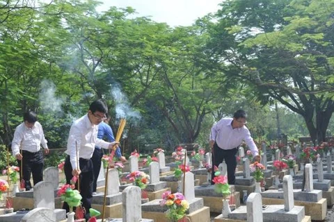 Chủ tịch Hội đồng quản trị Nguyễn Văn Thắng thắp hương tại Nghĩa trang liệt sỹ Quốc gia Trường Sơn. (Nguồn: VietinBank)
