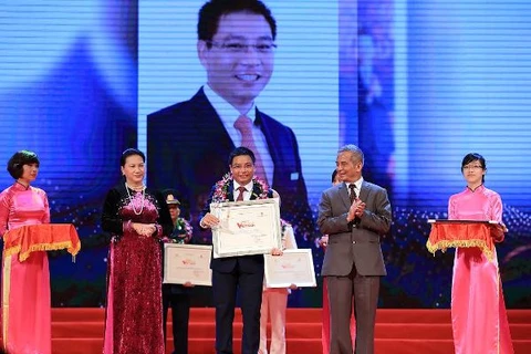 Phó Chủ tịch Quốc hội Nguyễn Thị Kim Ngân và lãnh đạo Tổng Liên đoàn Lao động trao bằng khen cho ông Nguyễn Văn Thắng. (Nguồn: VietinBank)