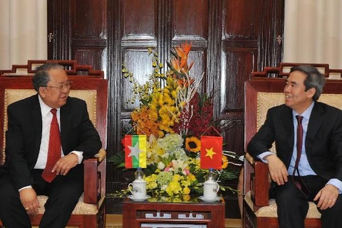 Thống đốc Ngân hàng Nhà nước Nguyễn Văn Bình (phải) tiếp Thống đốc Ngân hàng Trung ương Myanmar Kyaw Kyaw Maung. (Nguồn: Ngân hàng Nhà nước)