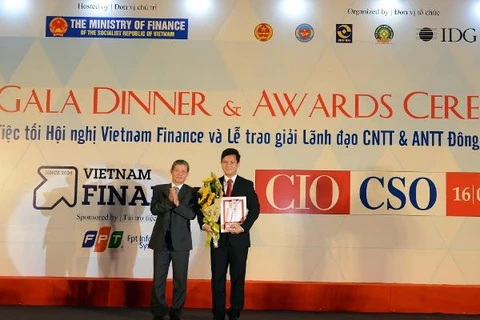 Phó Tổng Giám đốc VietinBank Trần Công Quỳnh Lân nhận giải lãnh đạo công nghệ thông tin Đông Nam Á tiêu biểu. (Nguồn: VietinBank)