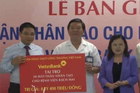 Ông Nguyễn Văn Thắng, Chủ tịch Hội đồng quản trị VietinBank trang thiết bị y tế cho lãnh đạo Bệnh viện Bạch Mai. (Nguồn: VietinBank)