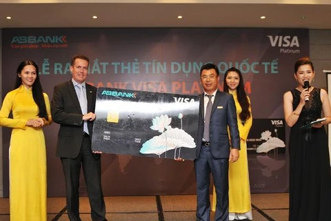 Lãnh đạo Tập đoàn VISA và ABBANK thực hiện nghi thức ra mắt thẻ tín dụng quốc tế ABBANK VISA Platinum.