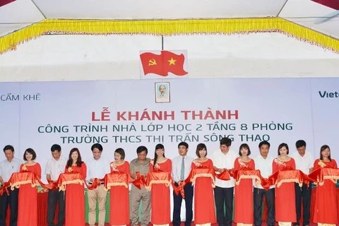 Phó Thống đốc Ngân hàng Nhà nước Nguyễn Kim Anh cùng các lãnh đạo ngân hàng, địa phương cắt băng khánh thành trường học. (Nguồn: Vietcombank)