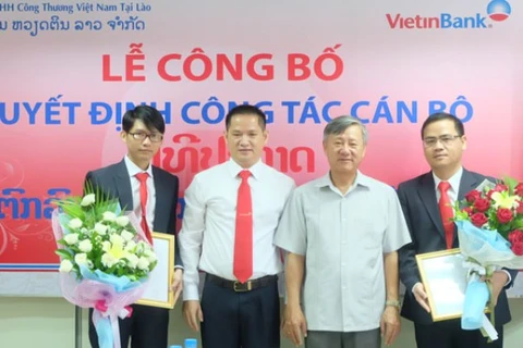 Trao Quyết định bổ nhiệm cho 2 Phó Tổng Giám đốc Phạm Việt Ánh và Nguyễn Phạm Vĩnh Hải. (Nguồn: VietinBank)