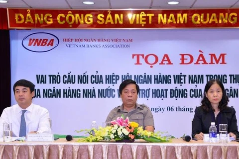 Phó Thống đốc Nguyễn Kim Anh cùng lãnh đạo Hiệp hội Ngân hàng Việt Nam. (Nguồn: Vietcombank)