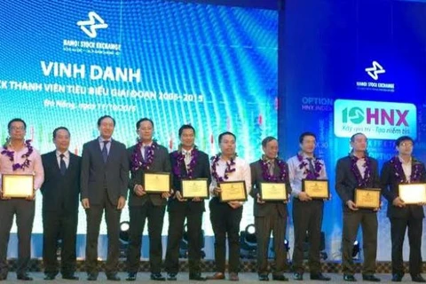 Lãnh đạo VietinBankSc (thứ ba từ phải sang) nhận giải thưởng Công ty chứng khoán thành viên tiêu biểu giai đoạn 2005-2015 do HNX bình chọn. (Nguồn: VietinBankSc)
