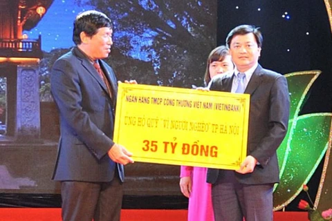 Tổng Giám đốc VietinBank Lê Đức Thọ trao biển tài trợ 35 tỷ đồng ủng hộ Quỹ “Vì người nghèo” thành phố Hà Nội. (Nguồn: VietinBank)