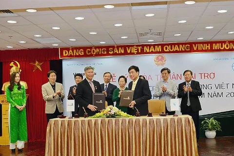 Lãnh đạo hai bên tham gia ký kết dưới sự chứng kiến của Phó Chủ tịch nước Nguyễn Thị Doan. (Nguồn: Vietcombank)