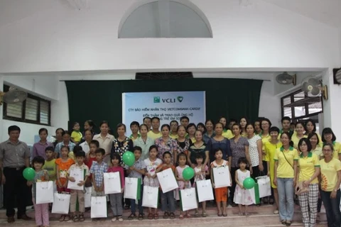 Cán bộ nhân viên Công ty VCLI tặng quà cho trẻ em làng SOS Hà Nội. (Nguồn: VCLI)