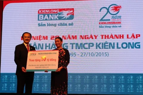 Ông Võ Quốc Thắng,Chủ tịch HĐQT Kienlongbank trao bảng tượng trưng 10 tỷ đồng cho đại diện Ủy ban Mặt trận tổ quốc tỉnh Kiên Giang. (Nguồn: Kienlongbank) 
