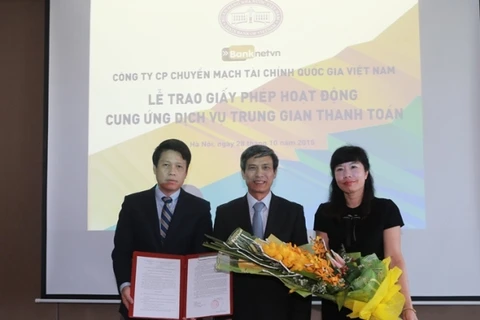 Phó Thống đốc Nguyễn Toàn Thắng trao trao giấy phép hoạt động cung ứng dịch vụ trung gian thanh toán cho lãnh đạo Banknetvn. (Nguồn: Banknetvn)