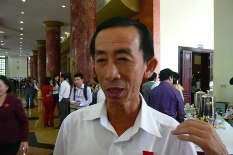 Đại biểu Trần Hoàng Ngân trả lời báo chí bên lề Quốc hội. (Ảnh: T.H/Vietnam+)