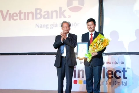Đại diện VietinBank, ông Trần Công Quỳnh Lân, Phó Tổng Giám đốc nhận giải thưởng kép tại Lễ trao giải. (Nguồn: VietinBank)