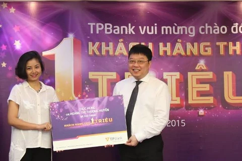 Ông Nguyễn Hưng, Tổng Giám đốc TPBank chào mừng khách hàng thứ 1 triệu của ngân hàng. (Nguồn: TPBank)
