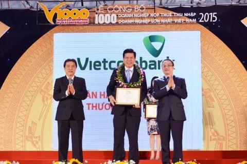Phó Tổng giám đốc Vietcombank Nguyễn Mạnh Thắng nhận bằng khen từ Ban tổ chức. (Nguồn: Vietcombank)