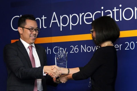 Ông Phùng Duy Khương - Giám đốc Khối Bán lẻ đại diện VietinBank nhận giải. (Nguồn: VietinBank)
