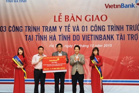 Chủ tịch Hội đồng quản trị VietinBank Nguyễn Văn Thắng trao tài trợ cho tỉnh Hà Tĩnh. (Nguồn: VietinBank)