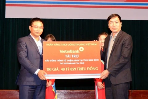 Chủ tịch Hội đồng quản trị VietinBank Nguyễn Văn Thắng trao biển tài trợ cho đại diện tỉnh Nam Định. (Nguồn: VietinBank)